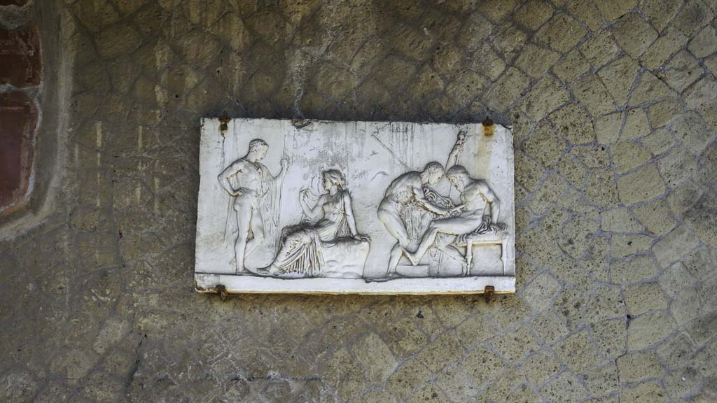 Ins. Orientalis I, 2, Herculaneum, August 2021.
Reproduction plaque now on south wall of atrium, originally from one of the rear rooms. Photo courtesy of Robert Hanson.